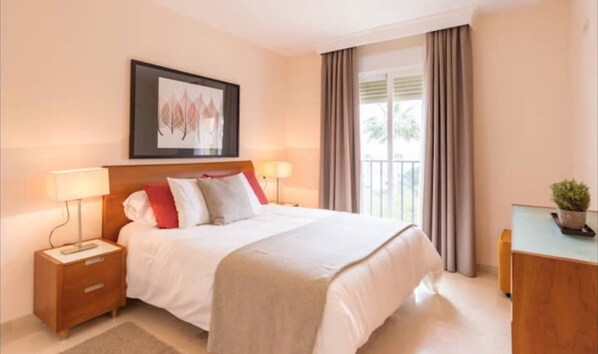 1 chambre, coffre-fort, fer et planche à repasser