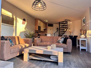TV, fireplace - Holiday Home De Schelp | Grevelingenmeer | Dog Friendly (Brouwershaven)