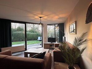 TV, fireplace - Holiday Home De Schelp | Grevelingenmeer | Dog Friendly (Brouwershaven)