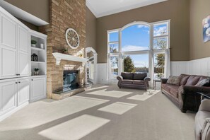 Smart-TV, Kamin, Tischtennisplatte, Bücher