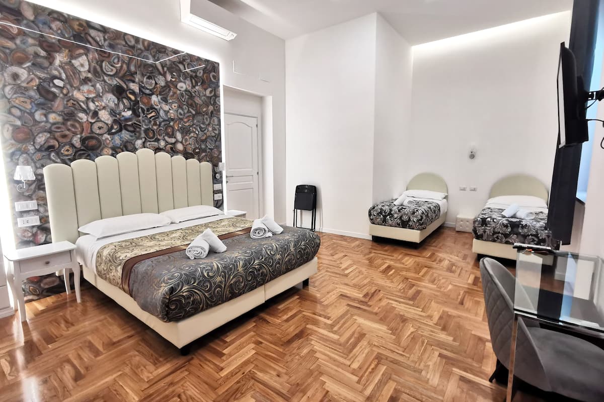 Quadrupla Deluxe | Minibar, una cassaforte in camera, una scrivania, postazione laptop