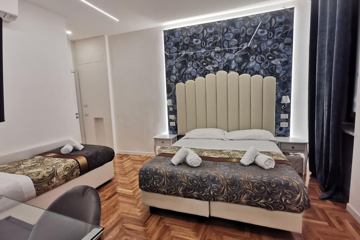 Camera Luxury | Minibar, una cassaforte in camera, una scrivania, postazione laptop