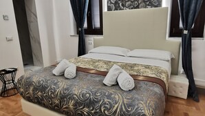 ميني بار وخزنة داخل الغرفة ومكتب ومساحة عمل للكمبيوتر المحمول