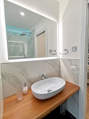 Luxury Room | Bathroom | Shower, rainfall showerhead, hair dryer, bidet - Navona Central Relais (Rome)