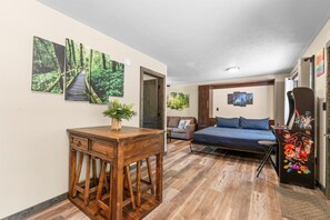 1 bedroom, free WiFi, bed sheets - Unwind at Nature’s Haven! Melt stress away! (Branson)