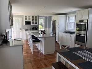 Micro-ondes, plaque de cuisson, lave-vaisselle, cafetière/bouilloire