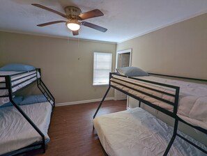 3 chambres, fer et planche à repasser, Wi-Fi gratuit, draps fournis