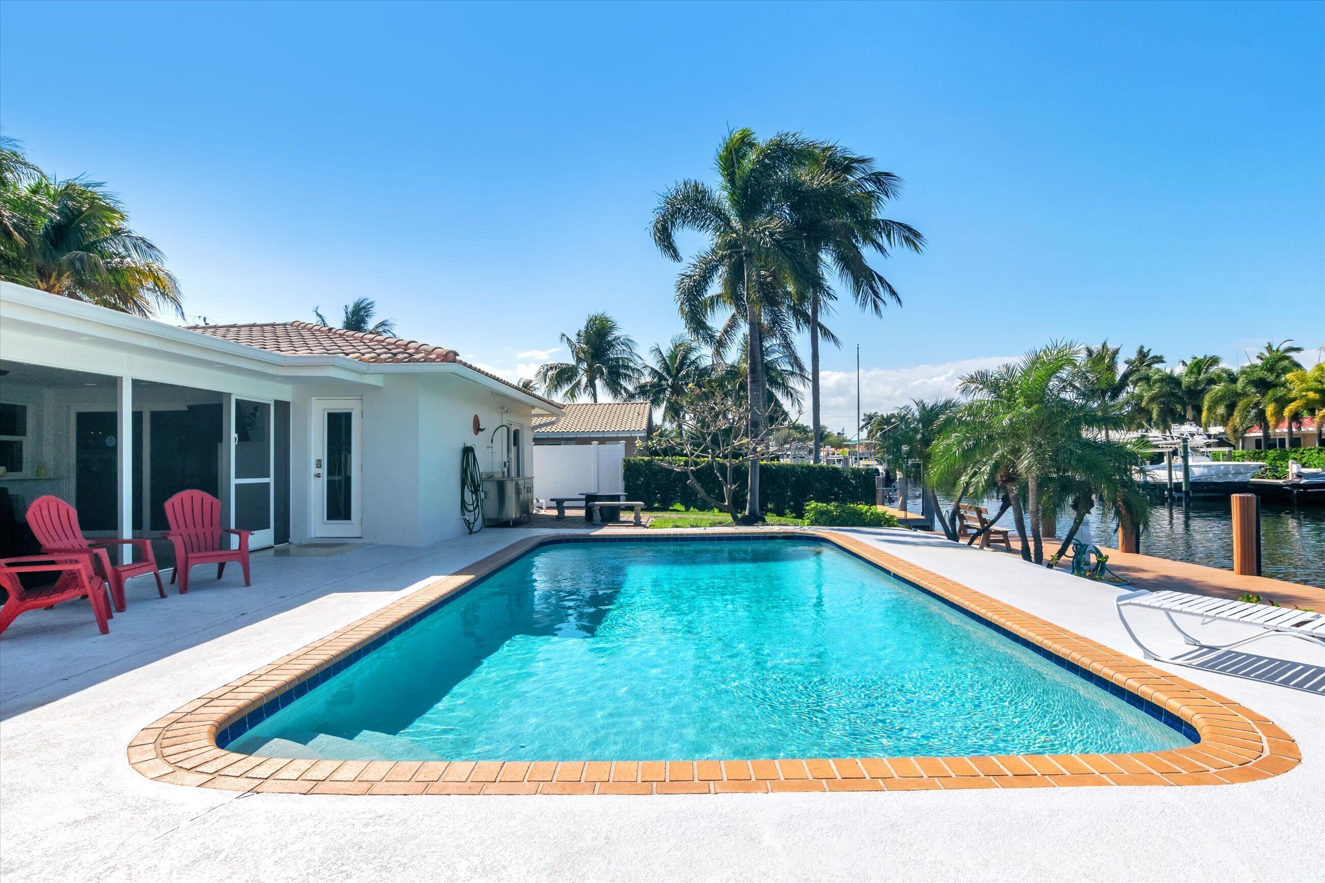 Canal Side 3 BR Villa W/ Heated Pool 5 min to Pier