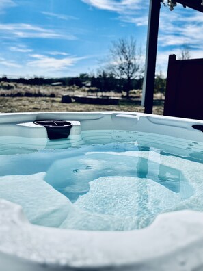Ein Whirlpool mit freiem Blick auf die umliegende Landschaft.