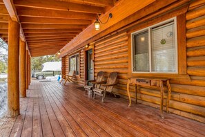 Balcony - Sweet Log Cabin (Bend)