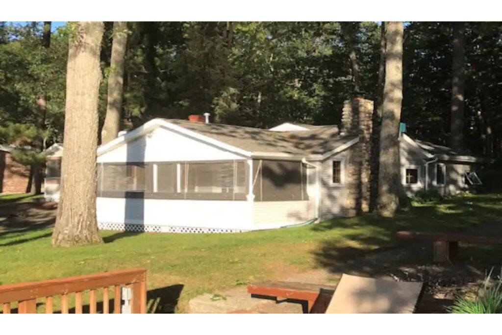 Lake Front 3 Bedroom Cottage with Dock