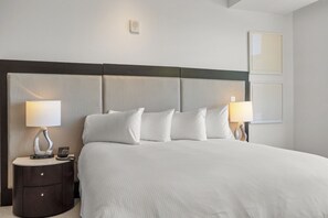 3 habitaciones, escritorio y tabla de planchar con plancha 