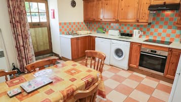 Cottage | Bếp riêng | Tủ lạnh, máy rửa bát, ấm điện, lò nướng bánh mì