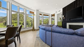 Smart TV, chimenea, impresora