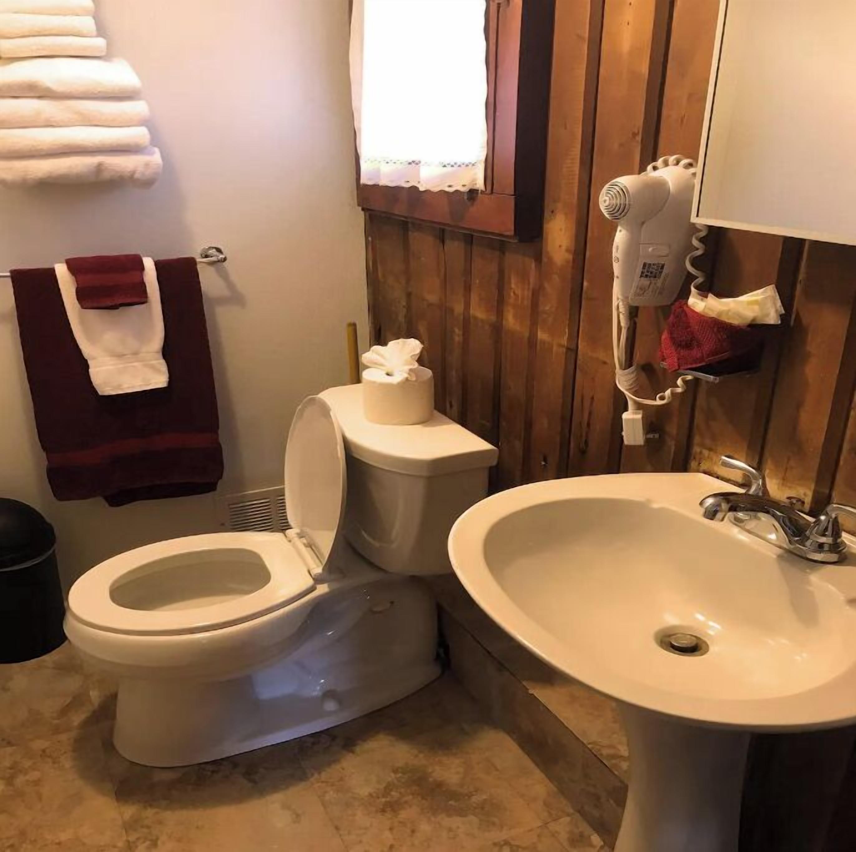 淋浴设施、吹风机、毛巾、肥皂