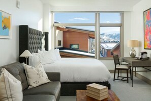 1 habitación, escritorio, tabla de planchar con plancha y cuna de viaje 