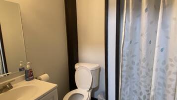 Ensemble douche/baignoire, serviettes fournies, savon, shampoing