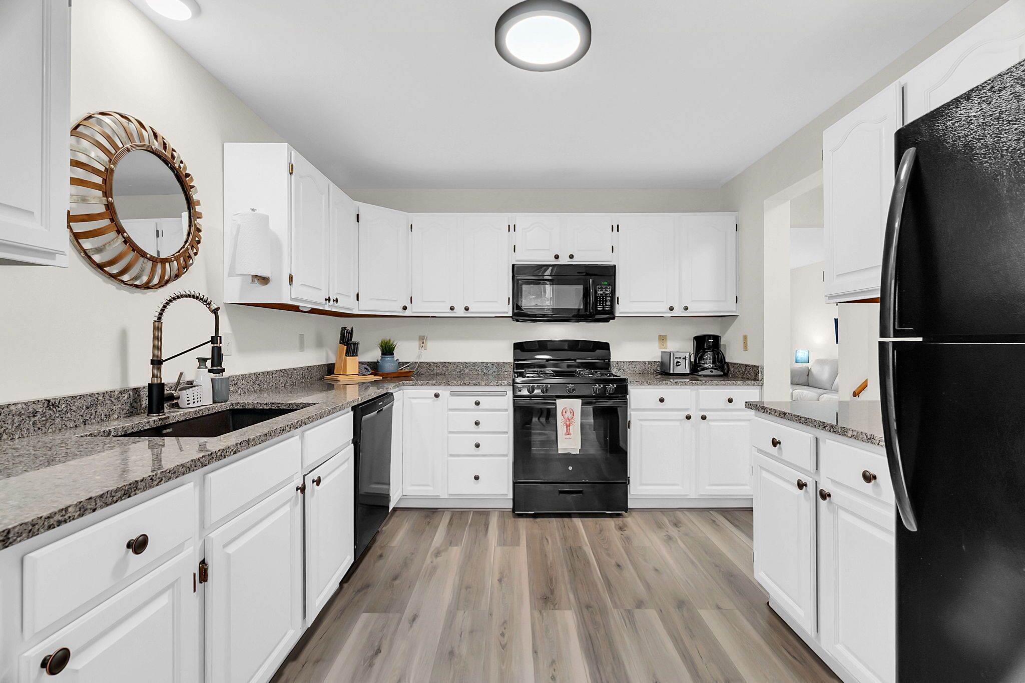 Réfrigérateur, micro-ondes, four, plaque de cuisson