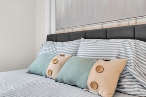 3 bedrooms, desk, iron/ironing board, free WiFi