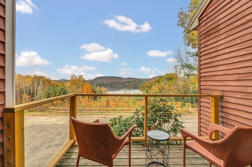 Hidden Gem! Large 3BR Condo, minutes to Pleasant Mtn! 40 Minutes to Sunday River