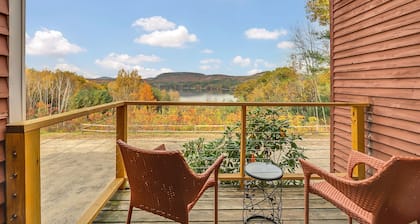 Hidden Gem! Large 3BR Condo, minutes to Pleasant Mtn! 40 Minutes to Sunday River