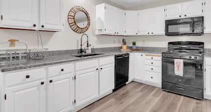 Hidden Gem! Large 3BR Condo, minutes to Pleasant Mtn! 40 Minutes to Sunday River
