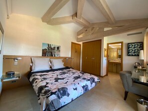 9 chambres, bureau, fer et planche à repasser, lit parapluie