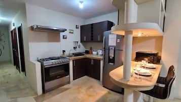 Business Apartment | Private kitchen | Full-sized fridge, microwave, coffee/tea maker, rice cooker