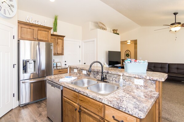 Refrigerador, microondas, horno y parrilla de estufa 