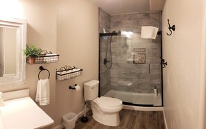 Combined shower/bathtub, hair dryer, towels, soap - Affordable Family Getaway- 90 minutes to Yellowstone (Idaho Falls)