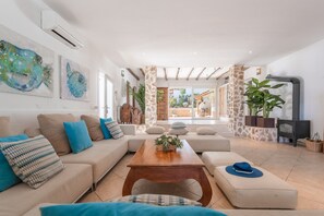 Televisie en een open haard