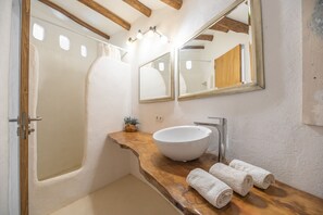 Dusche, Haartrockner, Handtücher