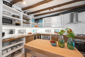 Een koelkast, een microgolfoven, een oven, een vaatwasser