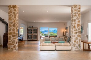 Televisie en een open haard