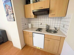 Køleskab, kogeplade, kaffe-/temaskine, brødrister