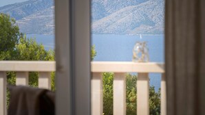 Ein Balkon mit Blick auf einen See und Berge.
