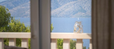 Un balcón con vistas a un lago y montañas.