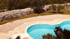 Une piscine avec vue sur les montagnes et un lac.