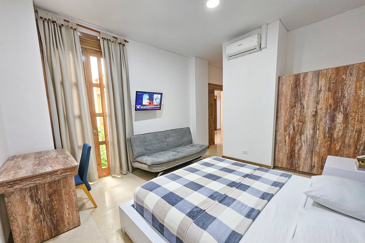 Habitación triple estándar | Ropa de cama hipoalergénica, colchones Tempur-Pedic, wifi gratis