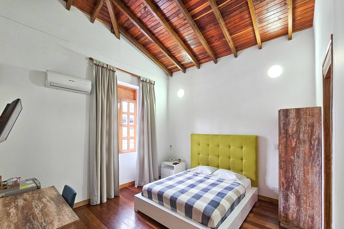 Habitación de lujo doble | Ropa de cama hipoalergénica, colchones Tempur-Pedic, wifi gratis