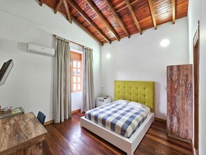 Quarto casal superluxo | Roupas de cama antialérgicas, camas Tempur-Pedic, Wi-Fi de cortesia
