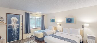 Retro-chic room near the beach with fast WiFI - walk to downtown hot spots