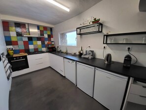 Køleskab, mikrobølgeovn, ovn, kogeplade