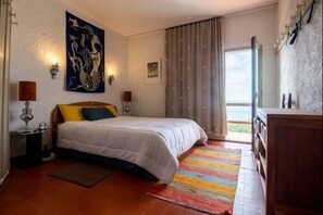 4 habitaciones, tabla de planchar con plancha y acceso a internet 