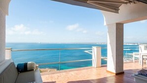 A balcony with a view of the sea and a distant bridge. - Villa Alco in Roses with beautiful sea views AV-68 (Rosas / Roses)