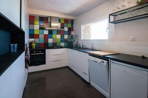 Kjøleskap, mikrobølgeovn, ovn og oppvaskmaskin