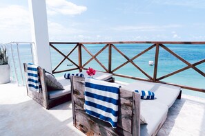 Habitación Royal, hidromasaje, vista al océano | Caja de seguridad en la habitación, wifi gratis y ropa de cama