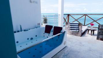 Quarto real, banheira de imersão, vista para o oceano | Cofres nos quartos, Wi-Fi de cortesia, roupa de cama