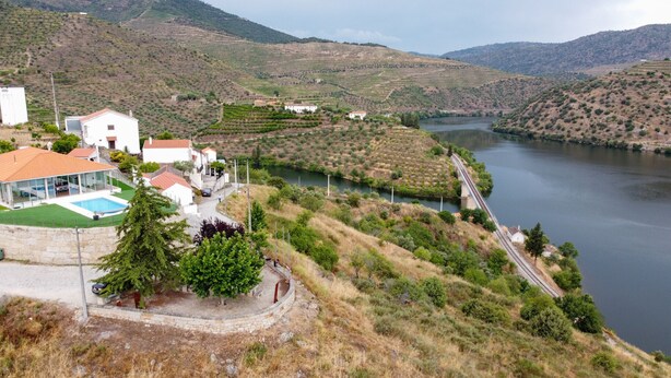 Une propriété située sur une colline, dotée d’une piscine, d’un court de tennis et d’un vignoble.