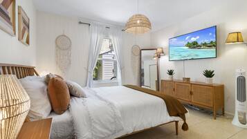 2 slaapkamers, een bureau, een strijkplank/strijkijzer, reisbedje